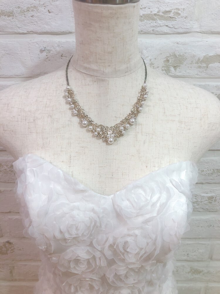 【ネックレス】シルバーＶ字　アンティーク調　パール