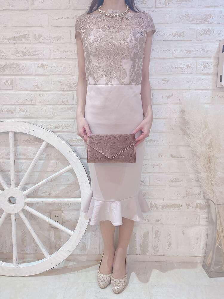 【パーティドレス】グレージュ　レースショートスリーブ　ミディ丈タイトドレス