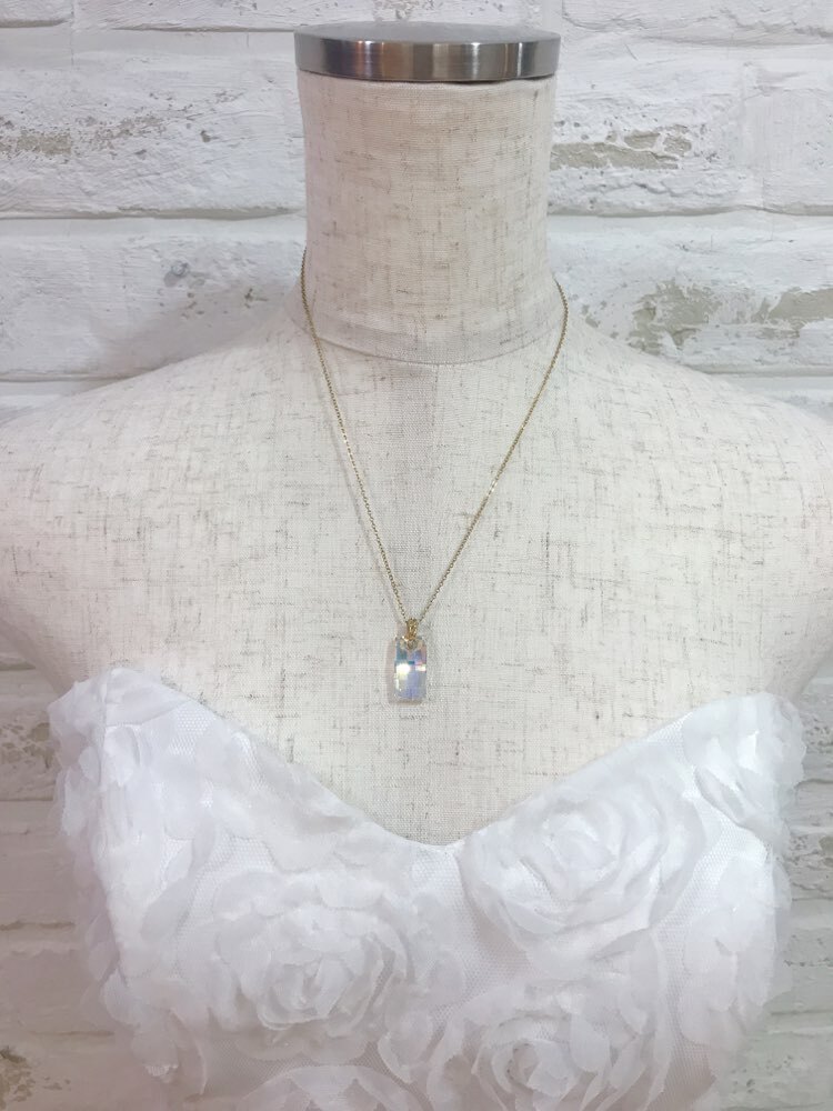 【ネックレス】ゴールド　スクエアオーロラストーン１粒