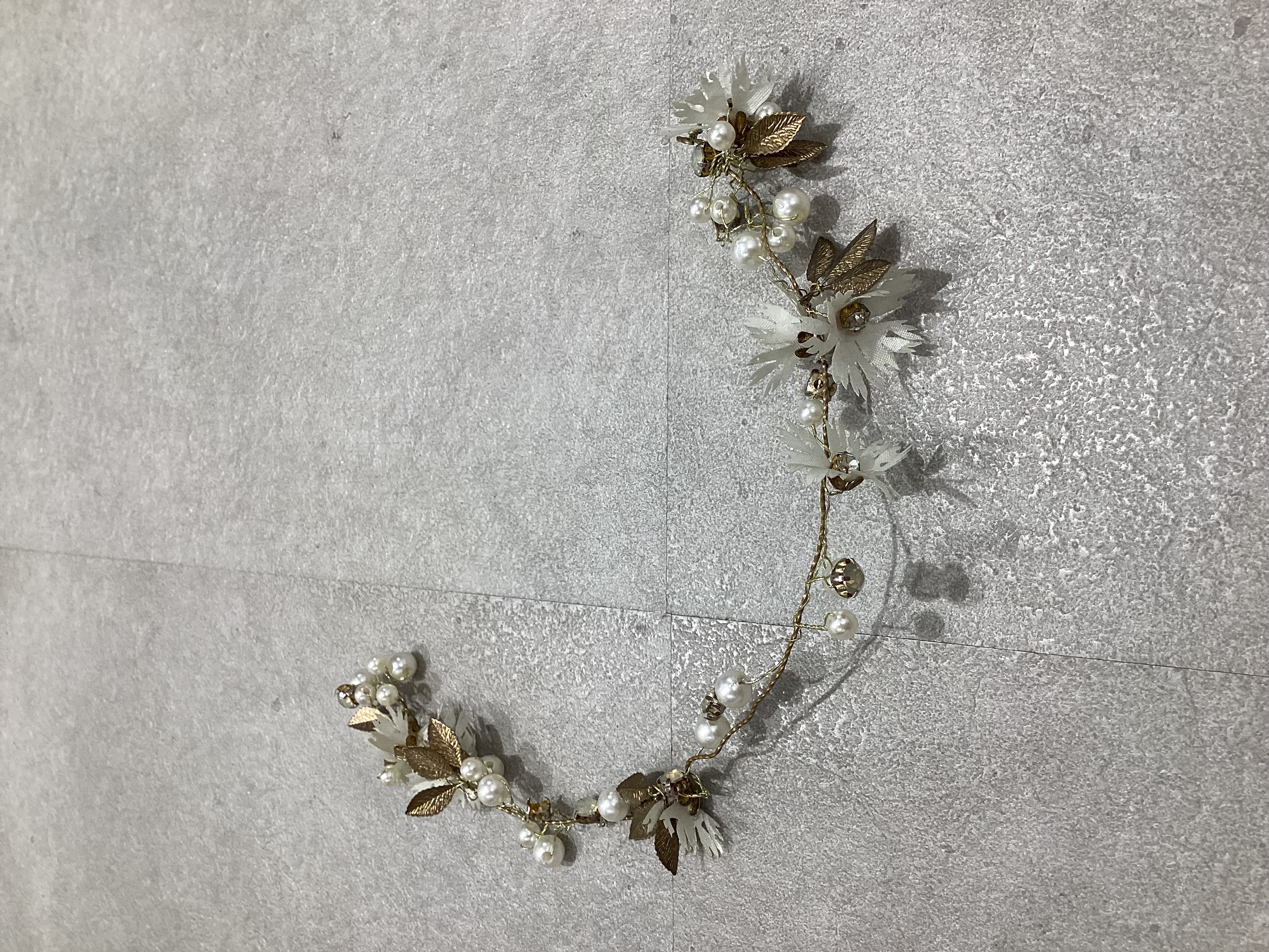 【ヘッドアクセサリー】ギザギザホワイトフラワー