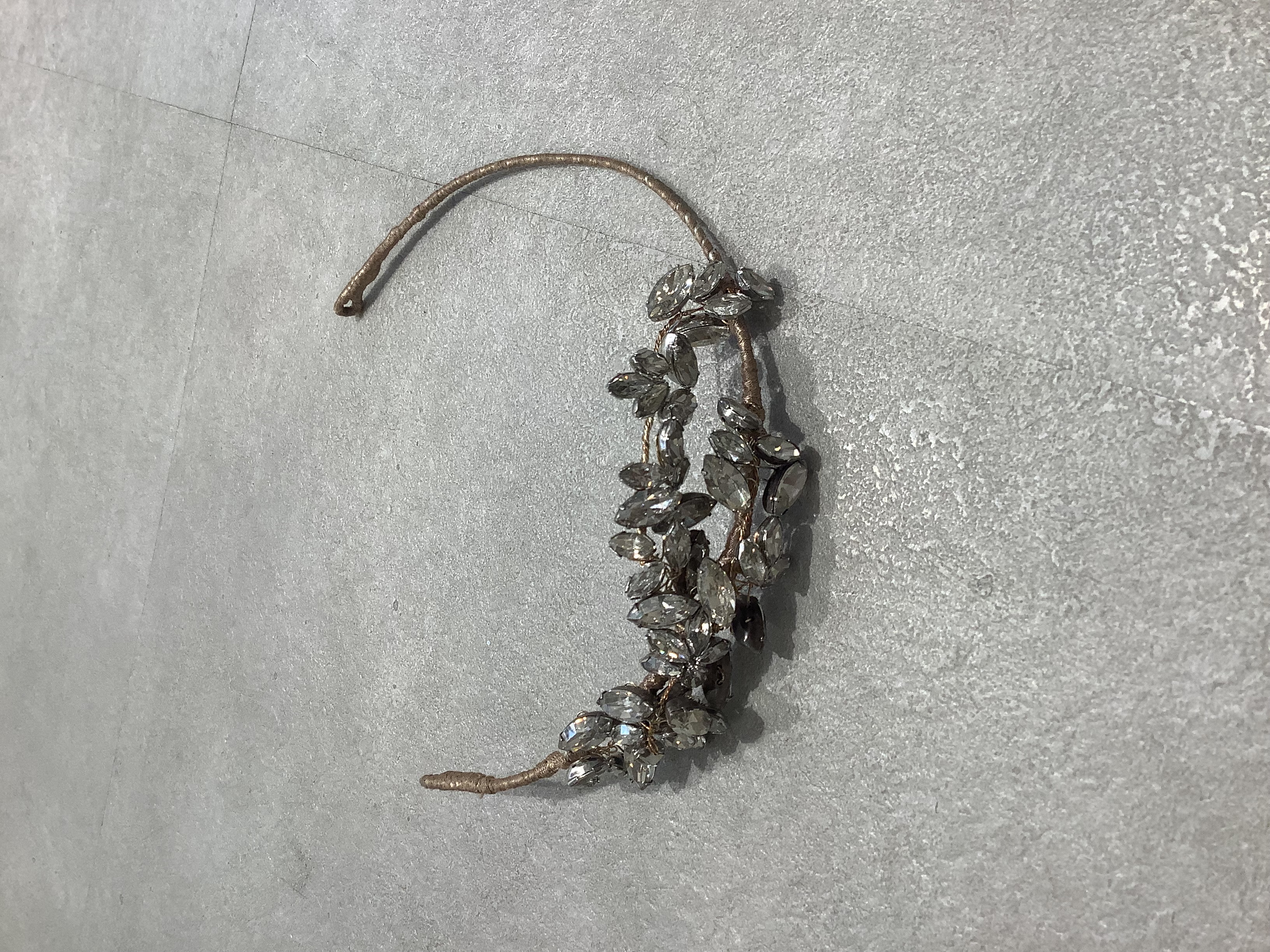 【ヘッドアクセサリー】ビジューカチューシャ　VERAWANG