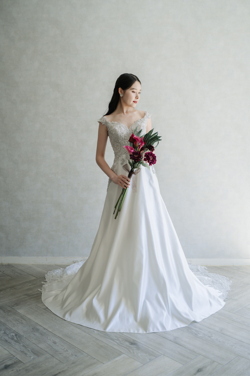 オフショルダーAライン胸元刺繍ビジューサテン　us6 11号⭐︎