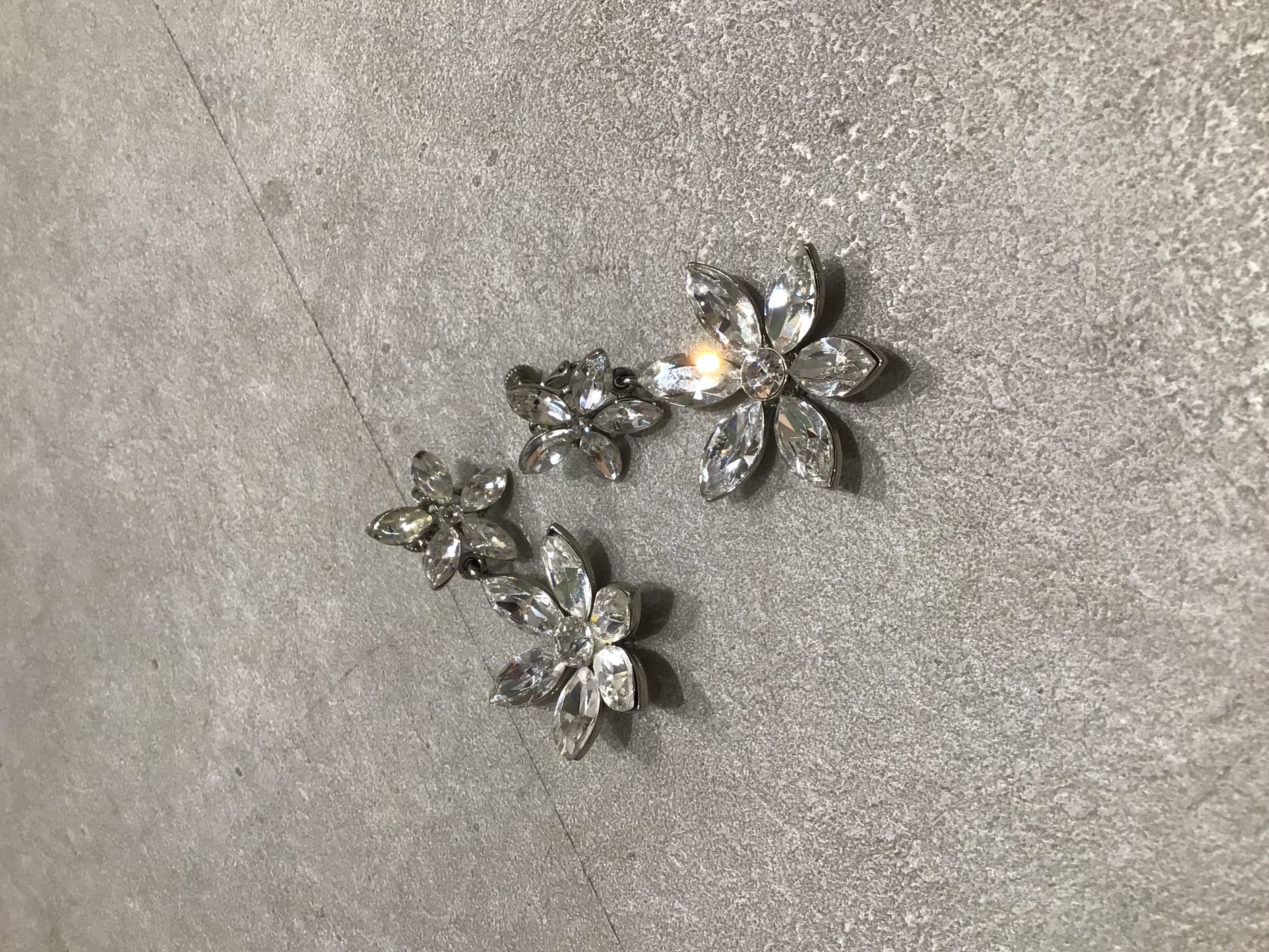 【イヤリング】シルバービジューフラワー2つ