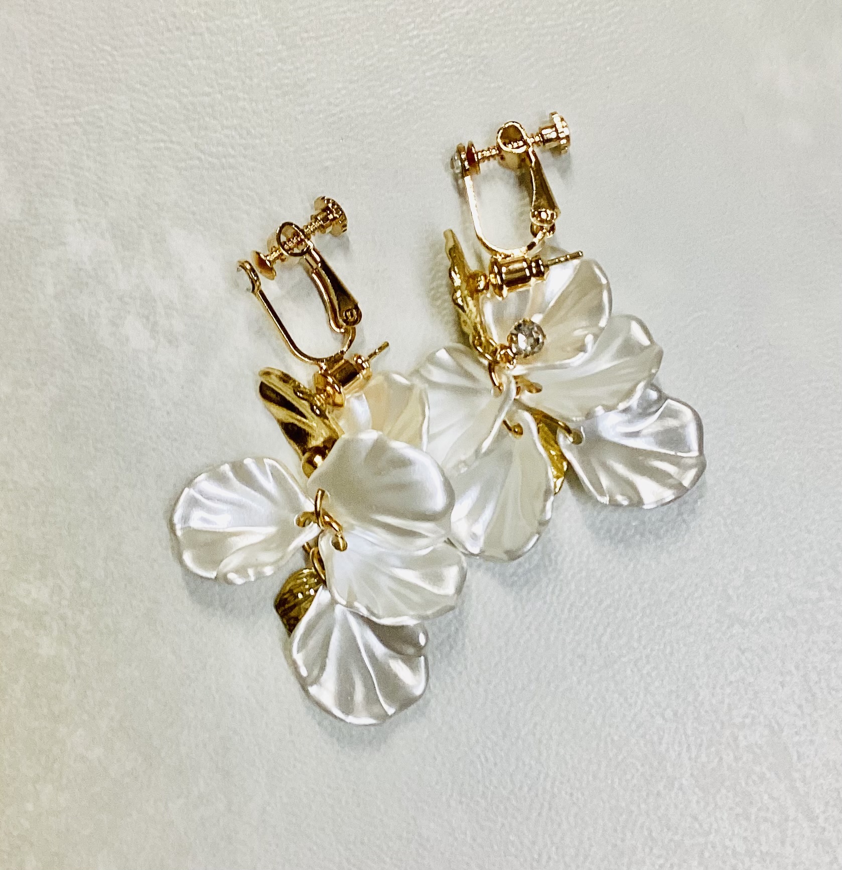 ホワイトシェル　ゴールドピアス