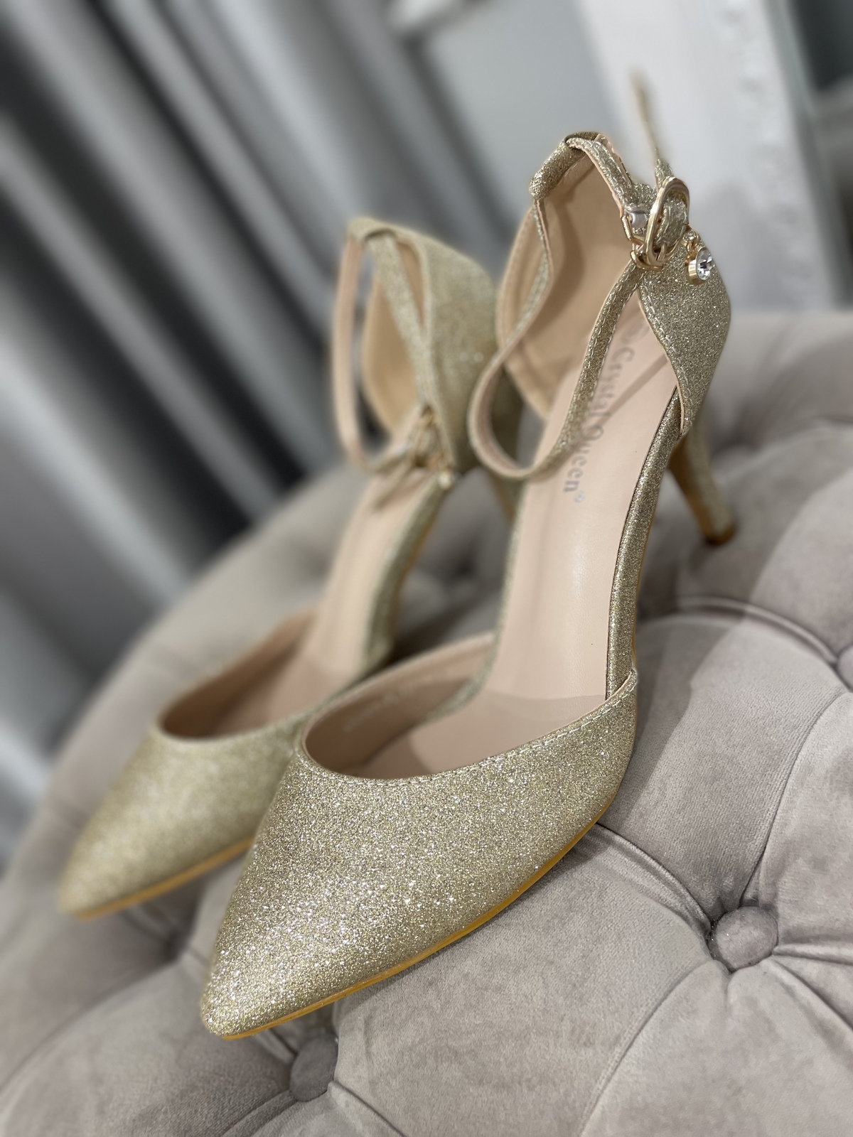 【パンプス】CrystalQueenゴールドグリッターストラップパンプス38（24cm相当）