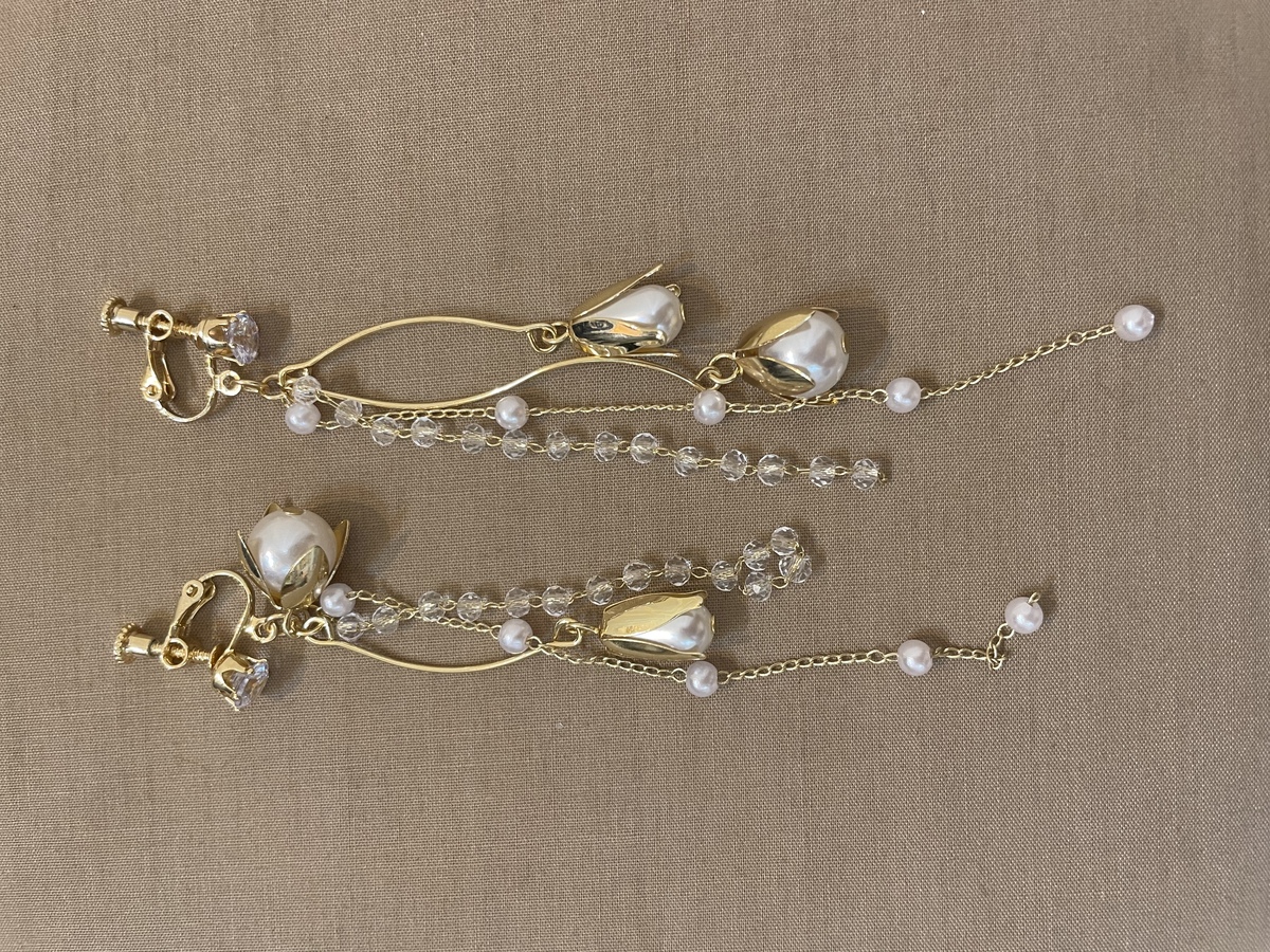 【イヤリング】ゴールド　フラワーつぼみ　アシンメトリー