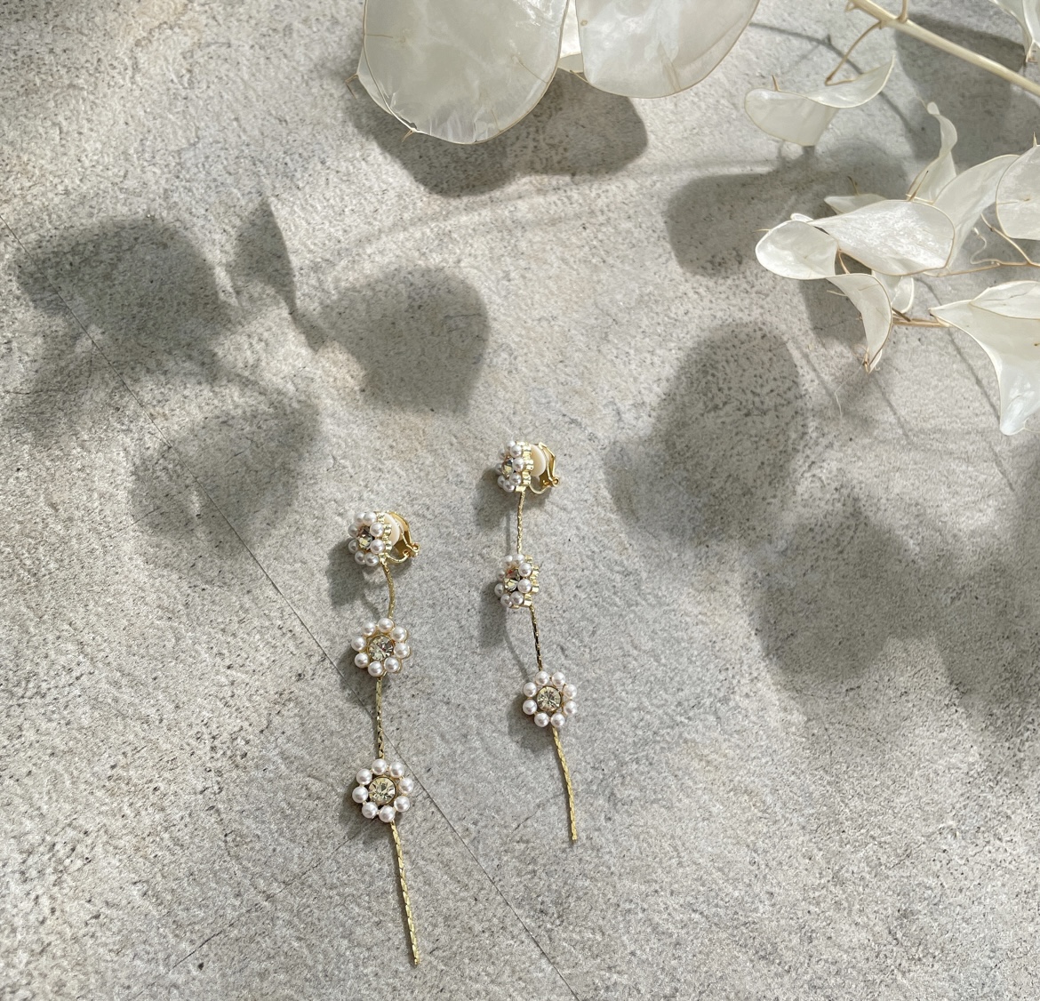 パールのお花3つ付きロングイヤリング