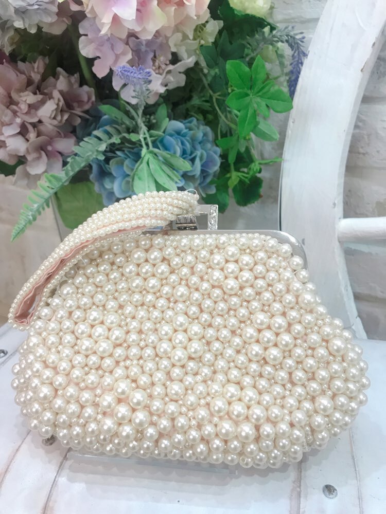 【バック】ベージュ総パール　巾着型がま口