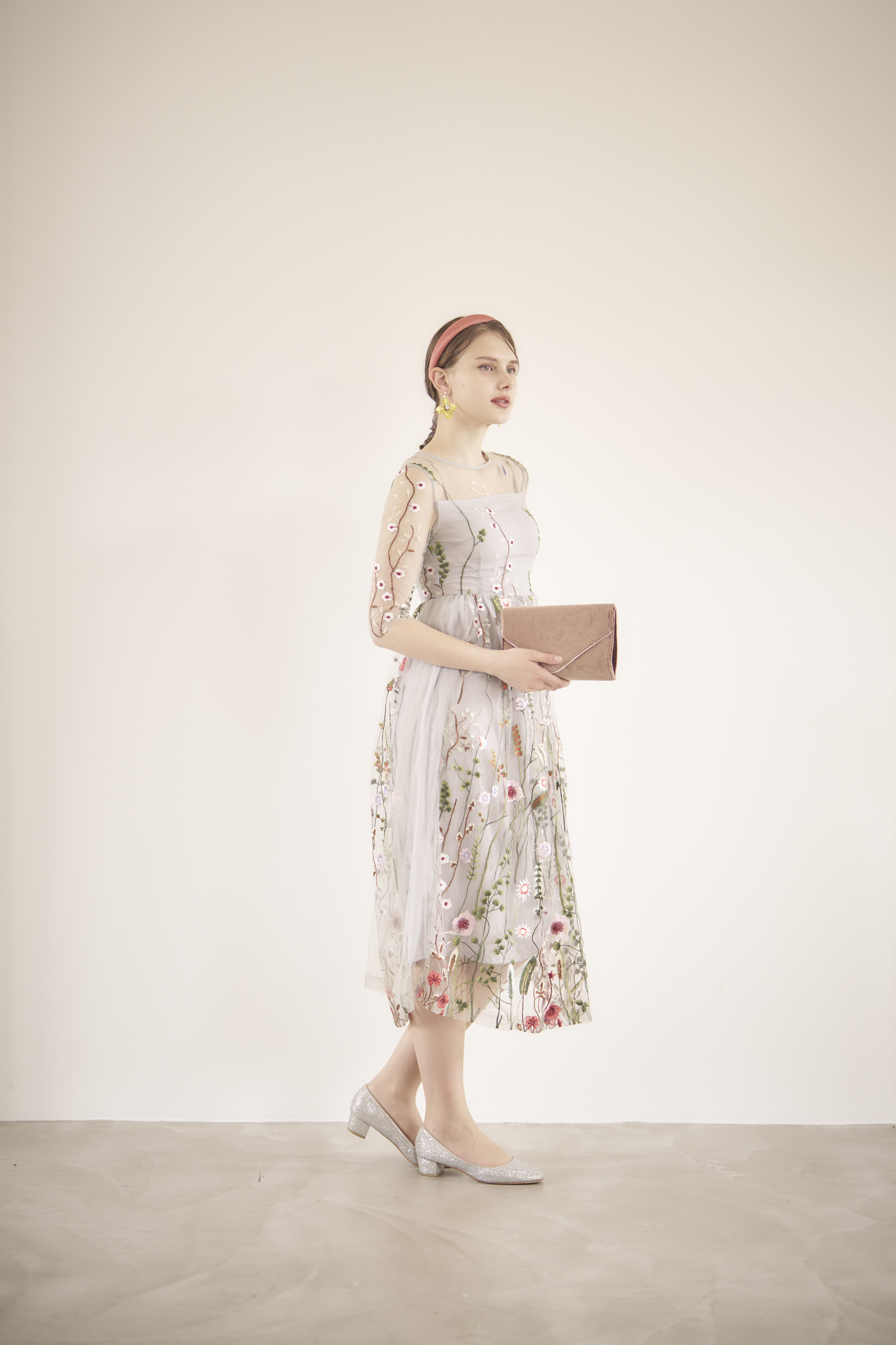 【ゲストドレス】ライトグレー×カラフルフラワー刺繍　五分袖ドレス　S-M