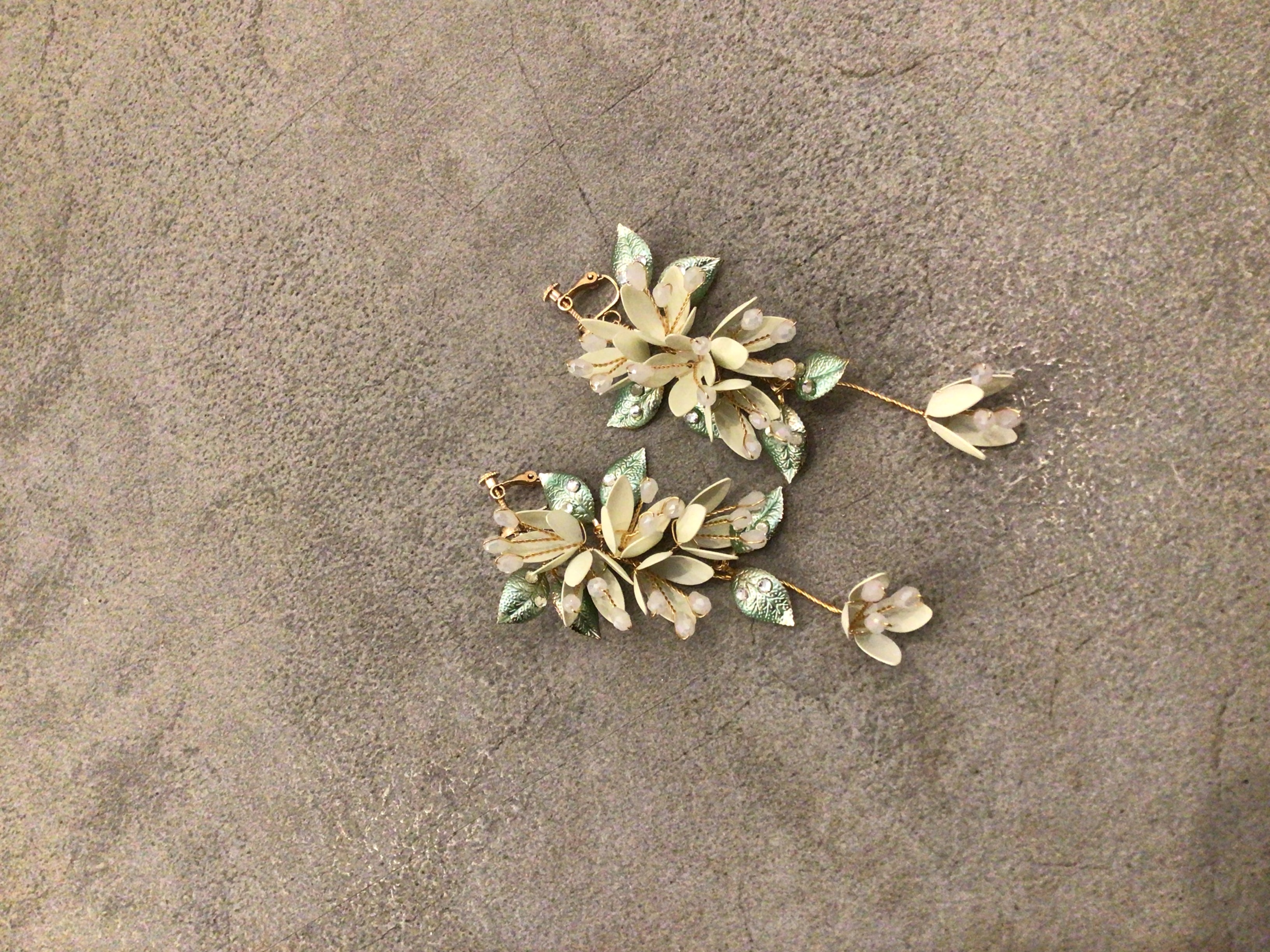 ホワイト大きめお花ロングイヤリング(グリーン)