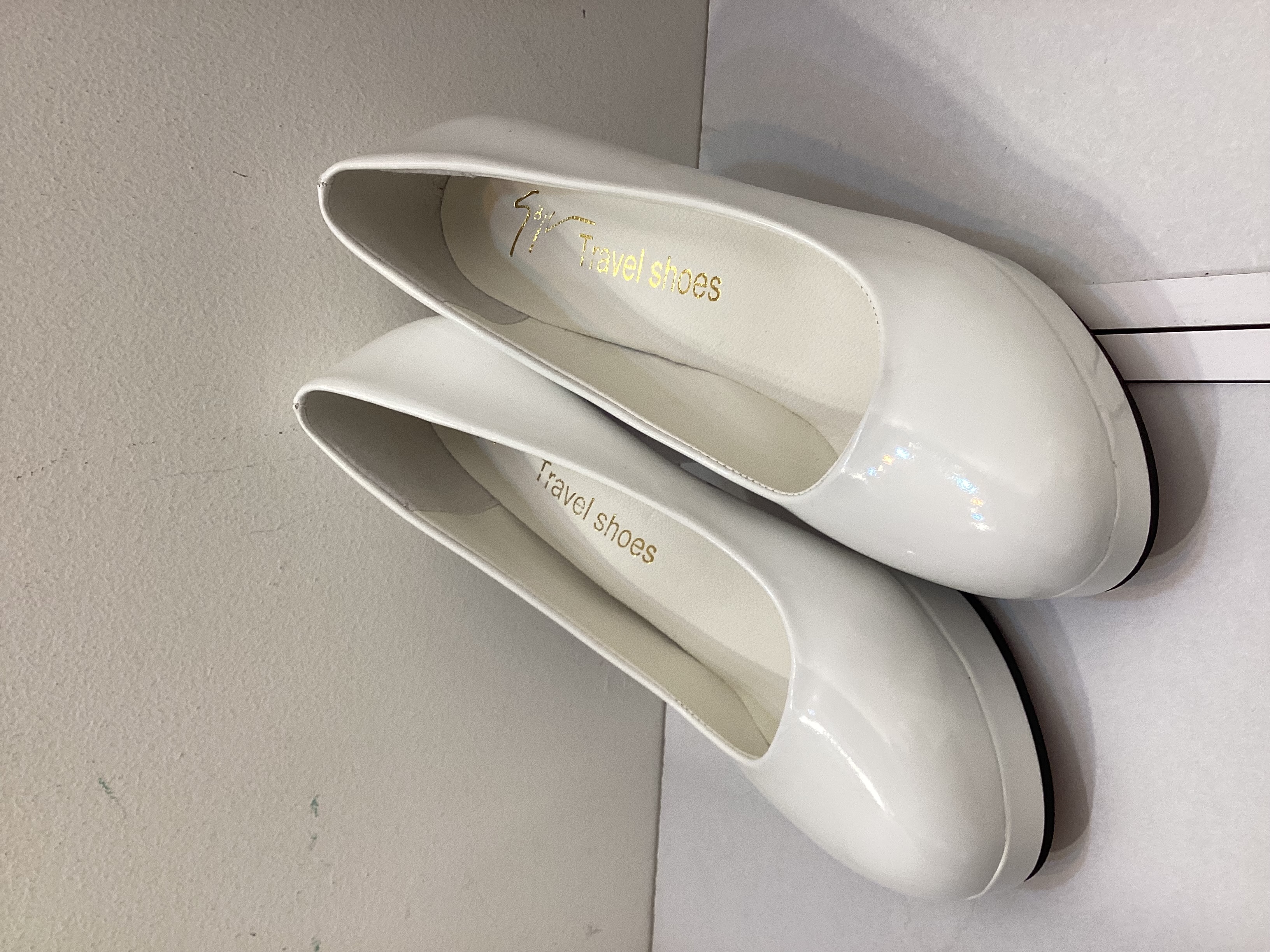 【パンプス】白エナメルTravelshoes 22.5cm(35)/ヒール11cm