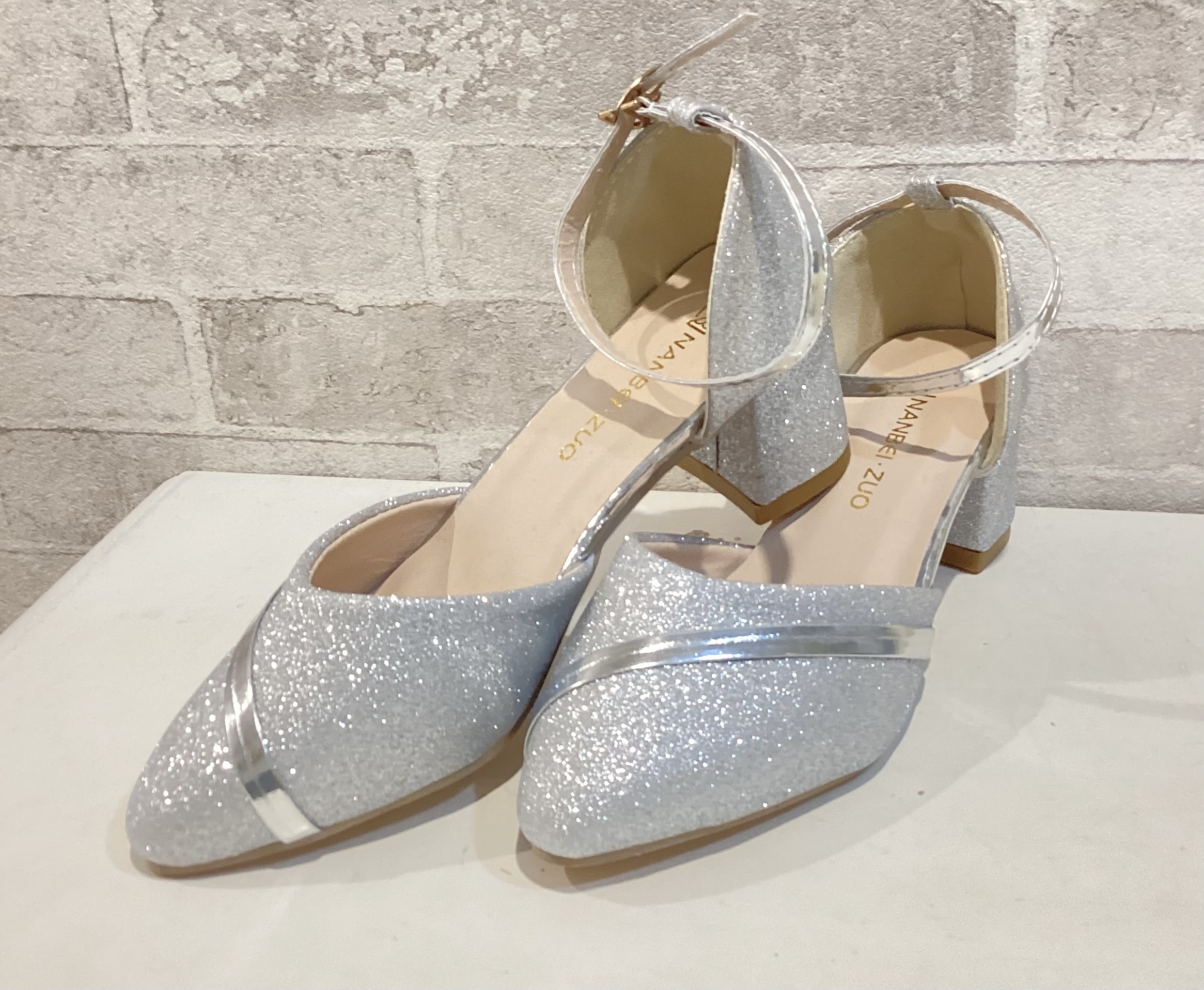 シルバーストラップ付きチャンキーヒールパンプス38