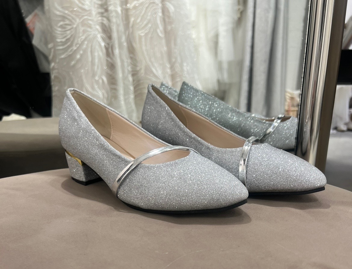 【パンプス】シルバーラメ　光沢ラインパンプス　4センチヒール　(35)  22.5センチ相当