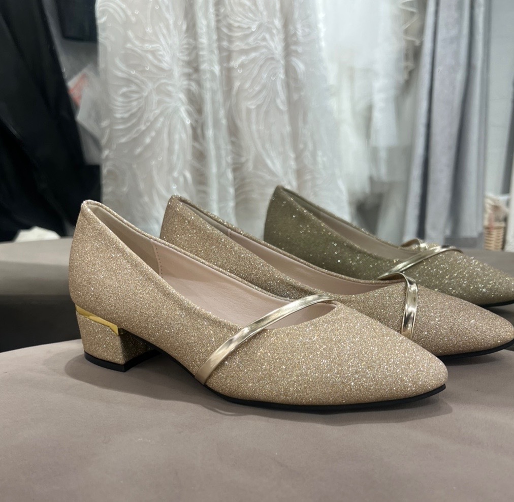 【パンプス】ゴールドラメ　光沢ラインパンプス　4センチヒール　(37)  23.5センチ相当