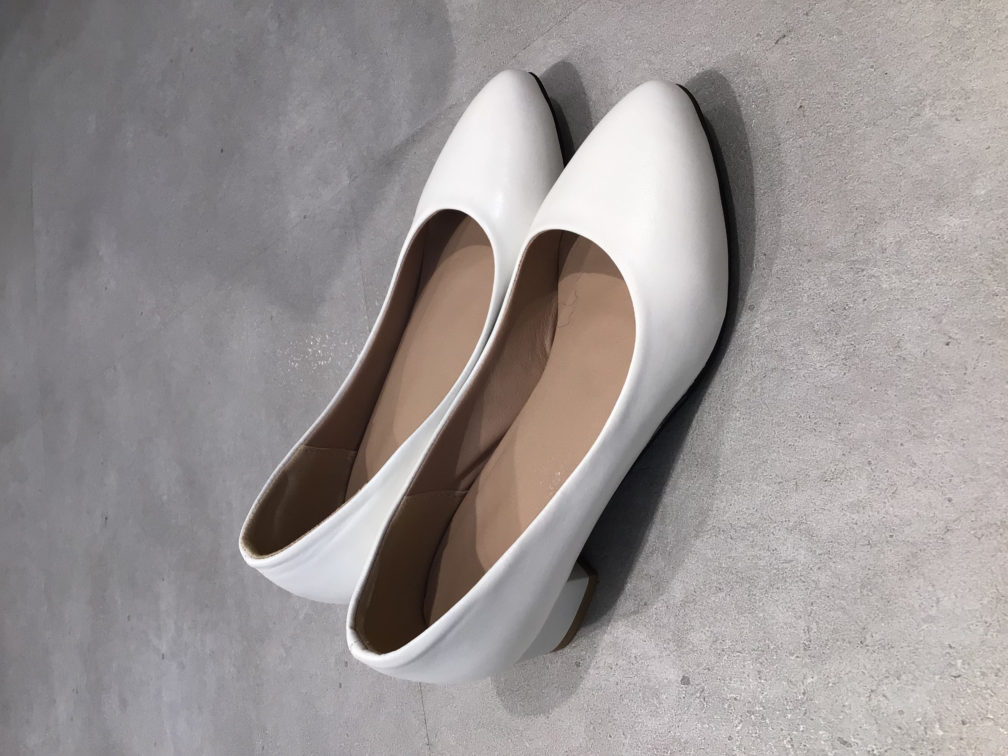 【パンプス】白ムースパンプス　23.5 4cmヒール