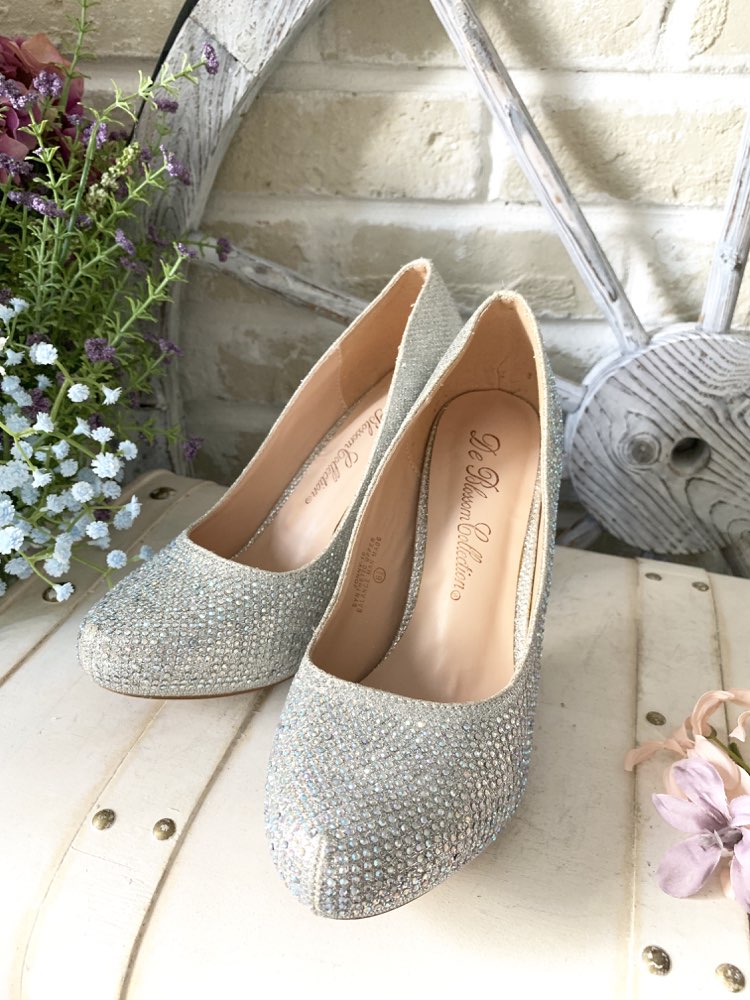 De Blossom Collection ビジュー付きシルバーラメパンプス23.5cm