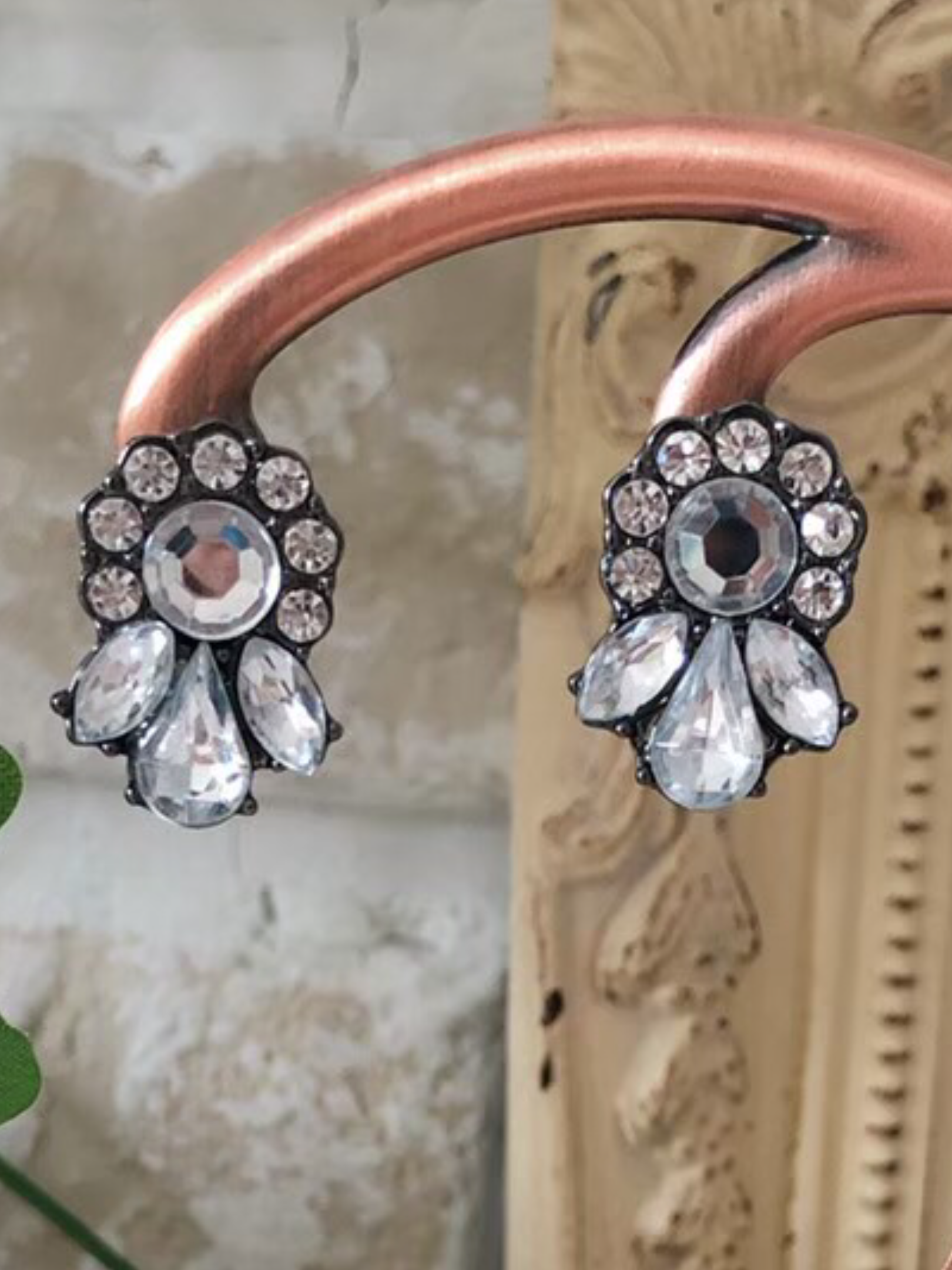 ブラック×ビジューピアス