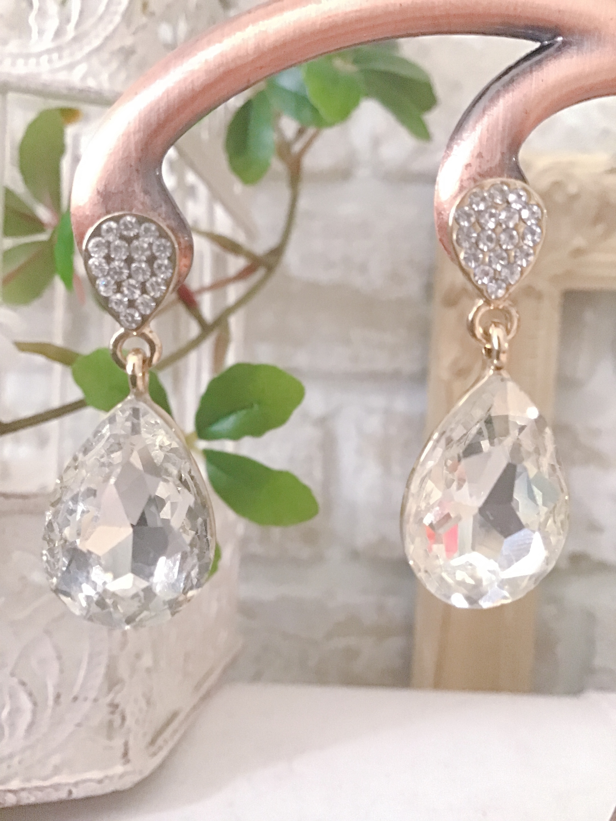 ゴールド×大粒ティアドロップビジューピアス