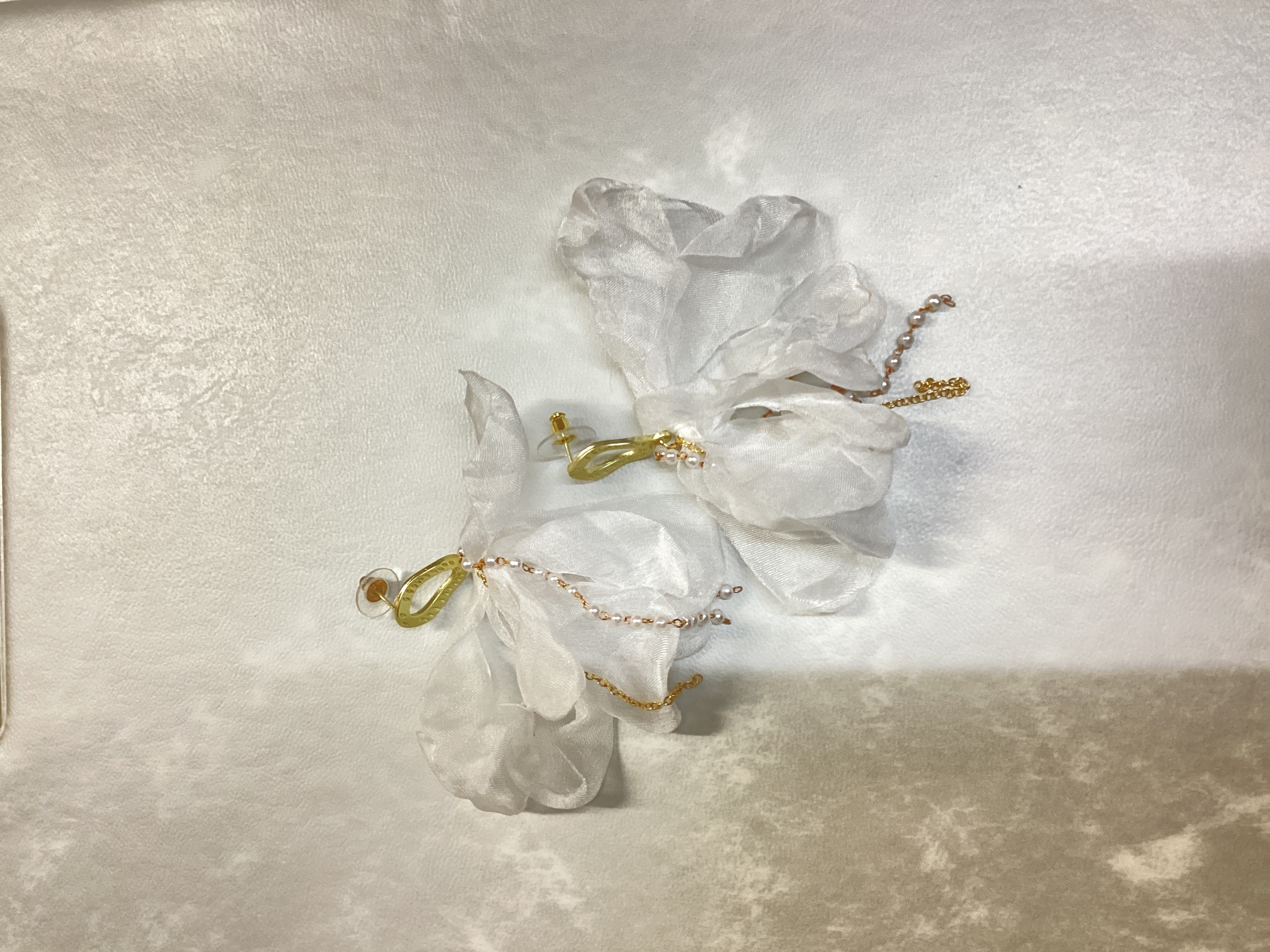 オーガンジー花びらピアス