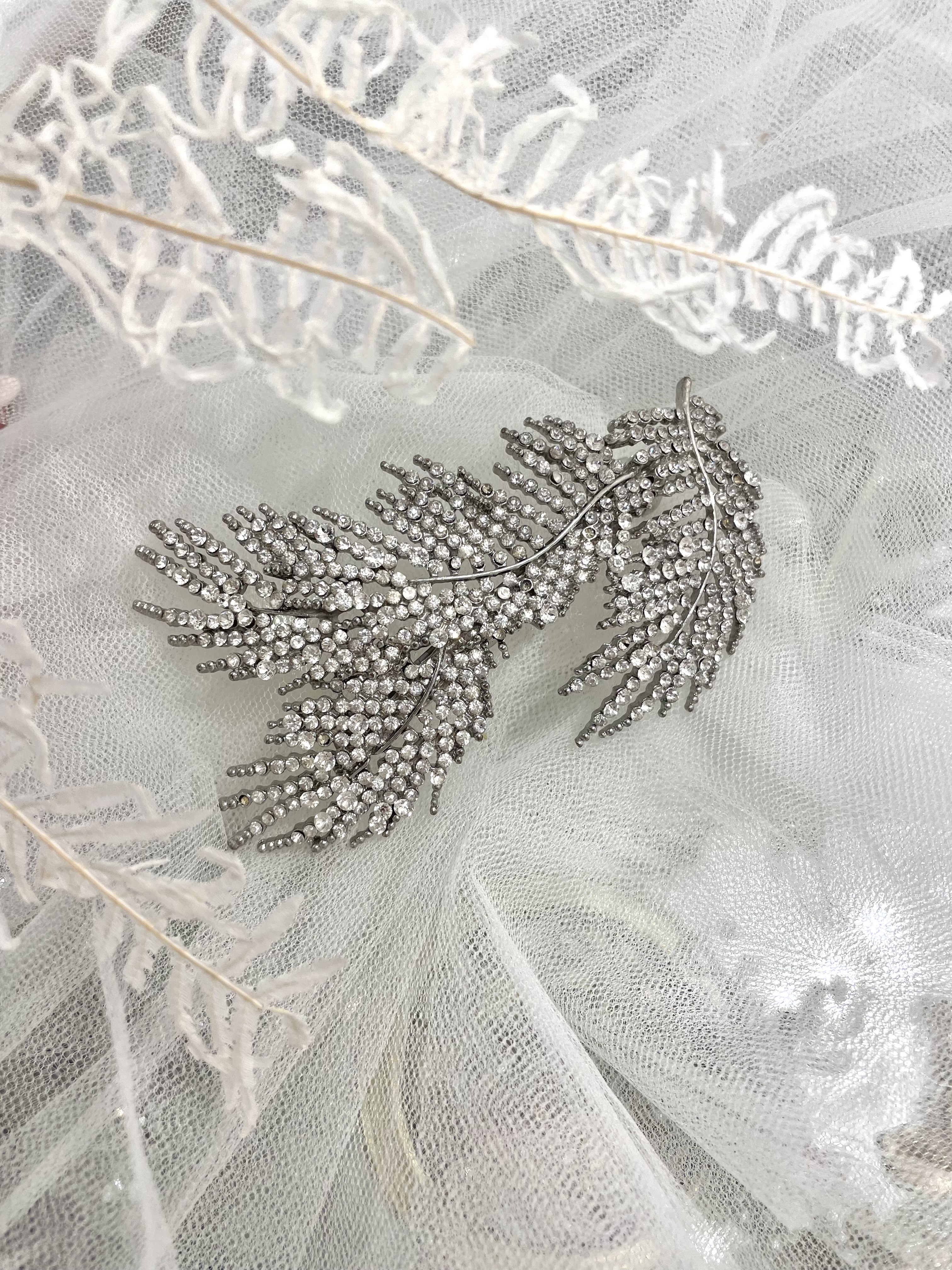 【ヘッドアクセサリー】シルバーフェザーバレッタ